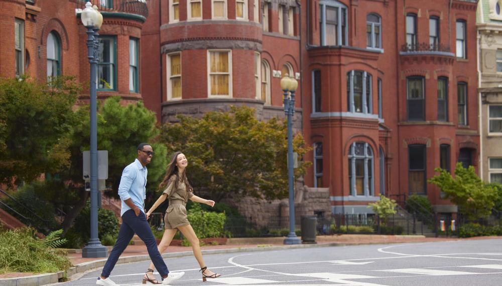 A couple walking in downtown Washington DC