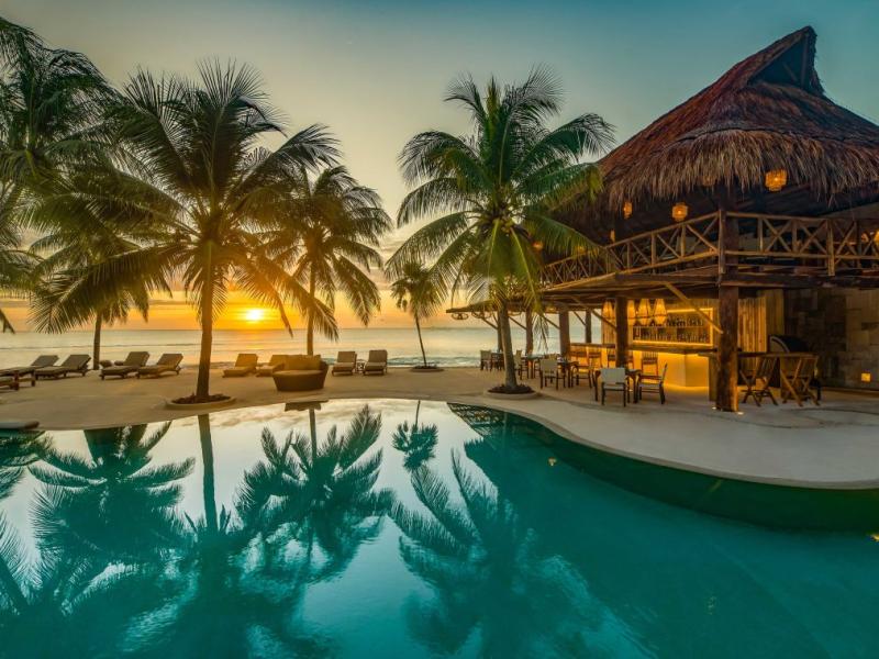 Pool Deck & Coral Bar riviera maya