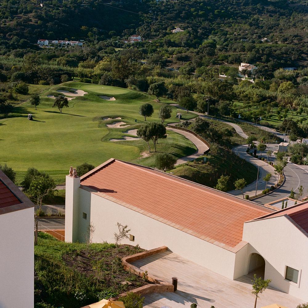 A golf green and houses next to the green at Viceroy Ombria Algarve