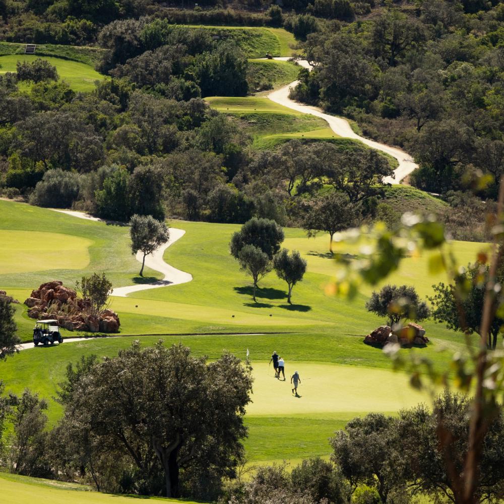 Tres hombres paseando por el green del Viceroy Ombria Algarve