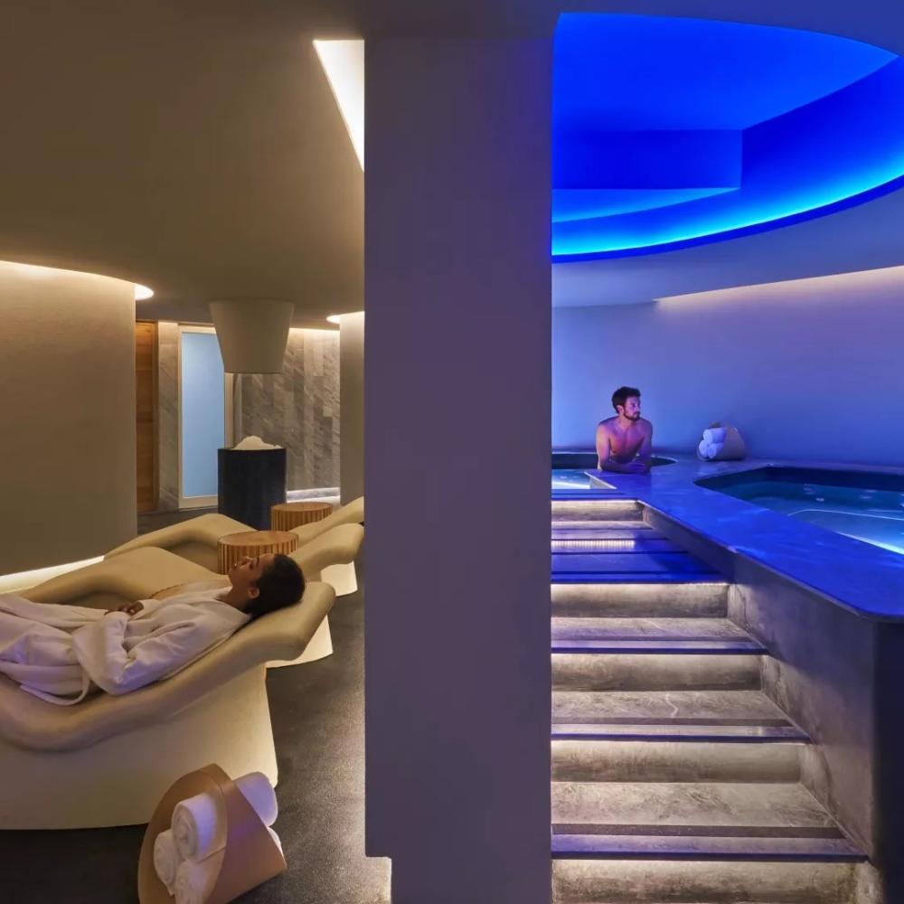 The spa at Viceroy Los Cabos, with a wading pool and a row of recliners