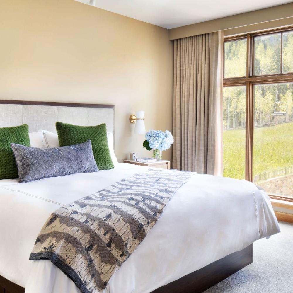 Uma cama king size numa Suite Residencial Pinnacle de Três Quartos no viceroy Snowmass