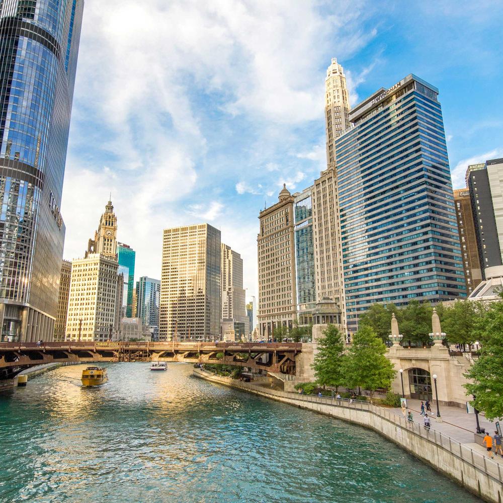 Vista del Chicago y los edificios circundantes en el centro de la ciudad 