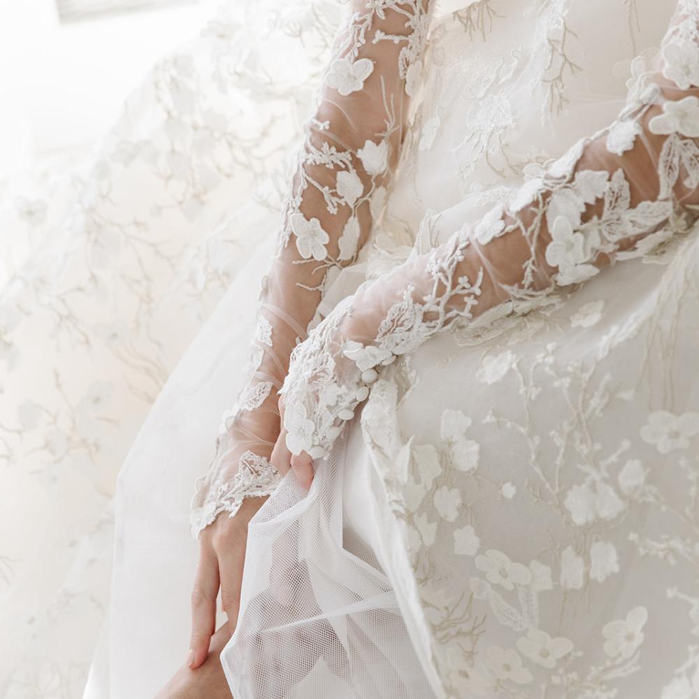Gros plan sur une mariée dans sa robe de mariée