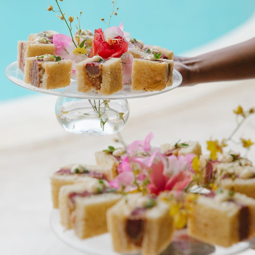 De beaux sandwichs présentés sur un plateau avec un fond représentant une piscine