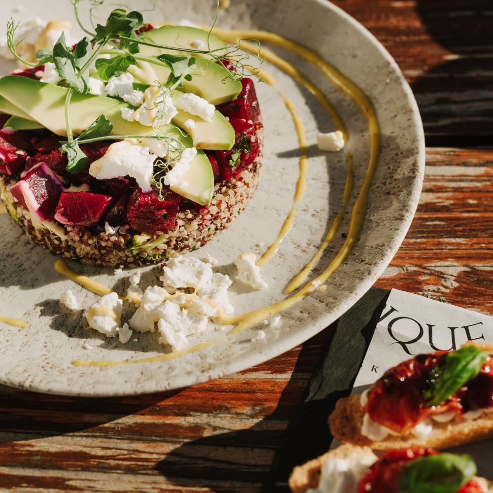 Une assiette de mets raffinés, élégamment disposée sur une table. 