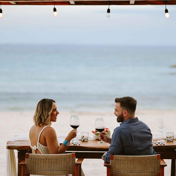 un couple en train de dîner sur la plage