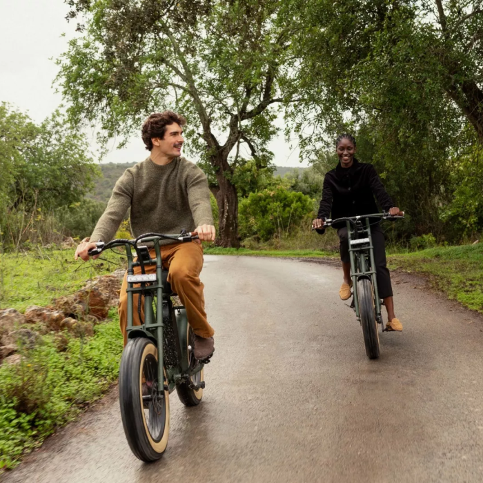 Dos personas montando en bicicletas eléctricas en Viceroy Ombria Algarve
