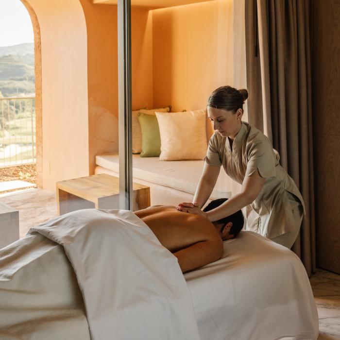 Uma pessoa a receber uma massagem num quartoOmbria Algarve  Viceroy Ombria Algarve