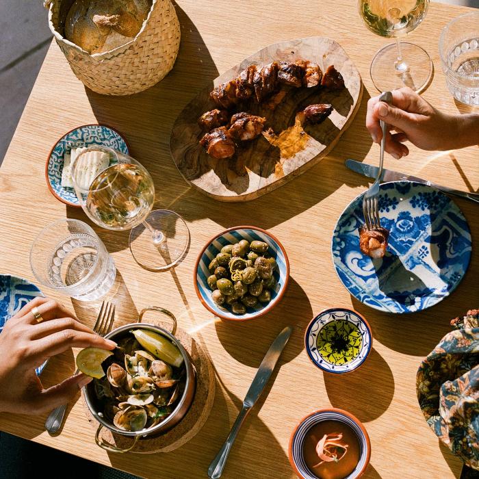 Una selección de platos y vinos sobre una mesa en Ombria Kitchen