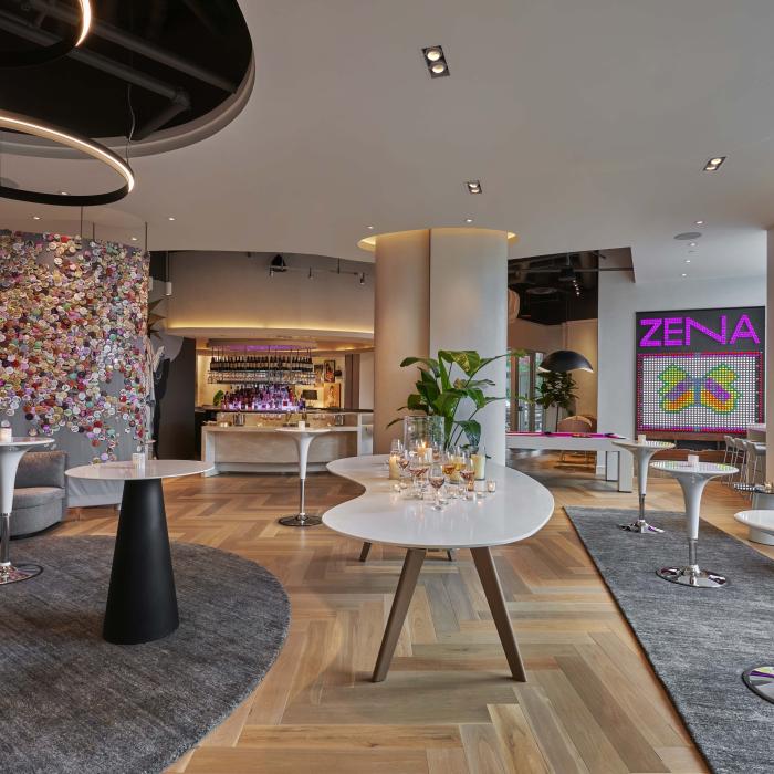 Figleaf, uma moderna zona de bar aberto no Hotel Zena, com uma parede de destaque decorada com botões