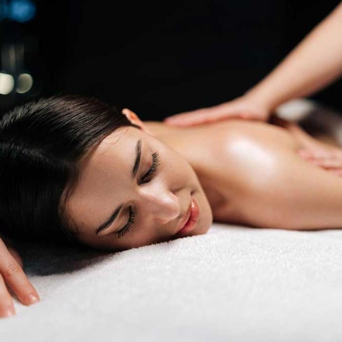 Une femme en train de se faire masser