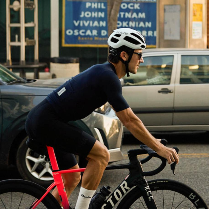 un homme à vélo