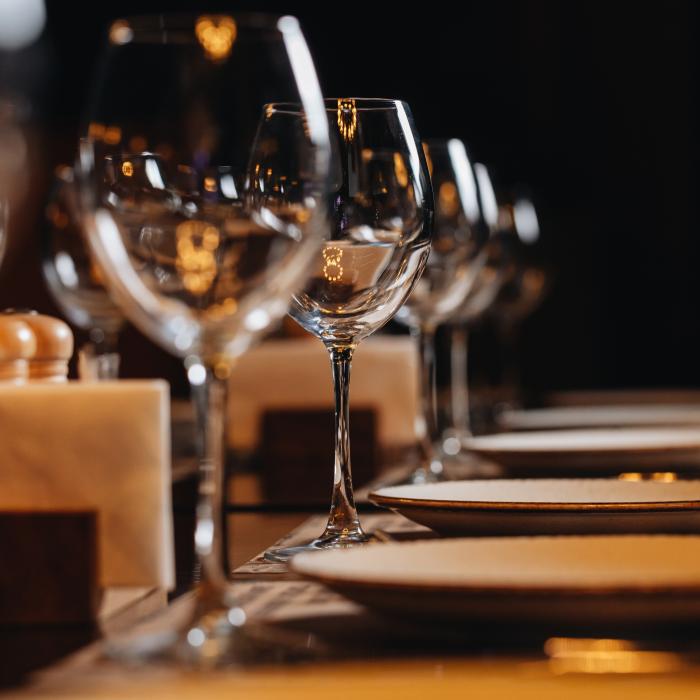 Des verres et des assiettes sur une table