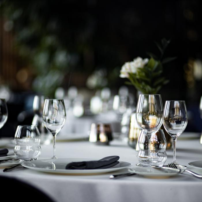 Gros plan sur une table dans une salle de bal