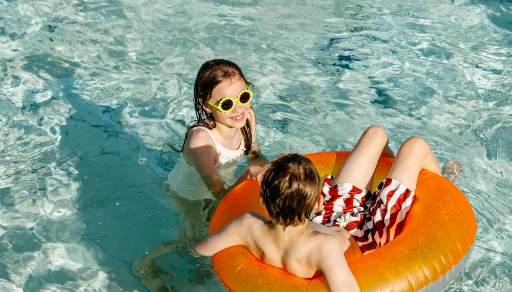 Pool Family kids