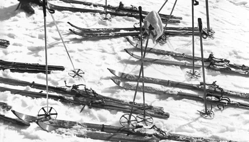 skis