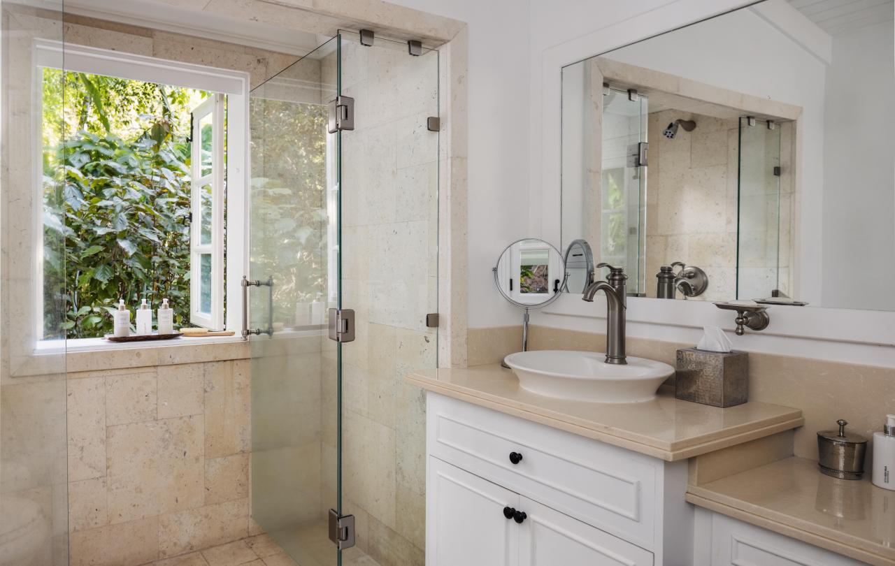 sugar_beach_luxury_cottage_bathroom