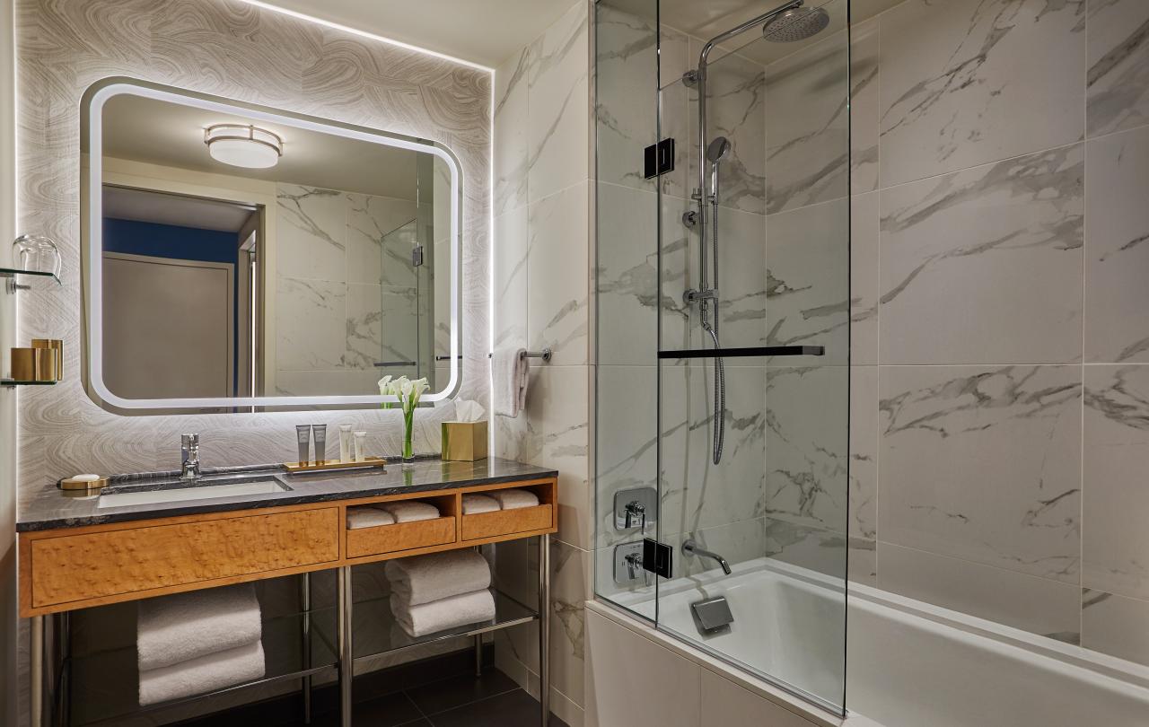 Mobility Hearing Accessible Deluxe Lake View Queen Queen, Tub