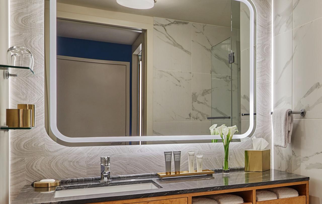 Deluxe King Bathroom