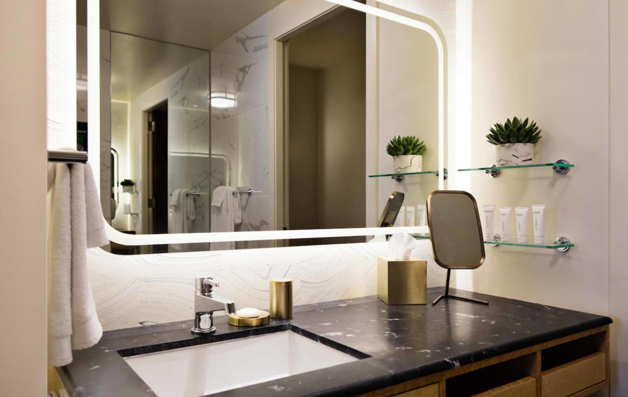 Mobility Hearing Accessible Deluxe Lake View Queen Queen, Tub