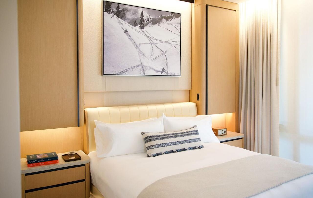 Cama king size en ángulo con cojín a rayas