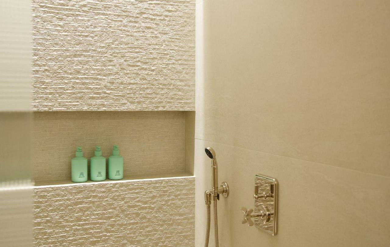 Ducha de pie con productos en la estantería