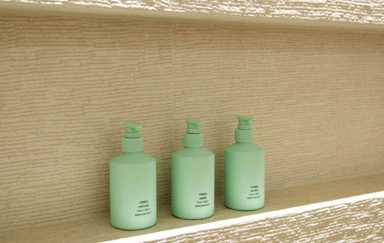 productos de ducha en las estanterías