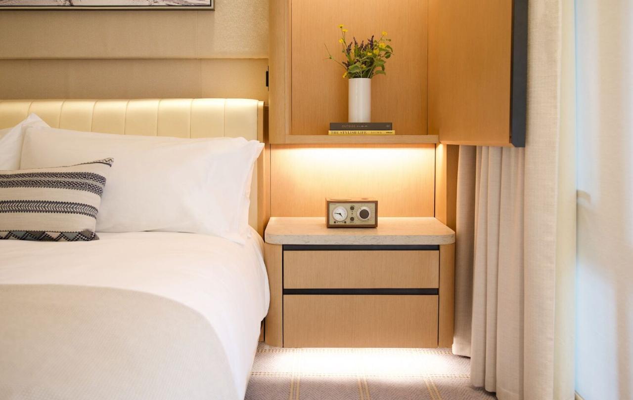 Cama de matrimonio con mesita de noche