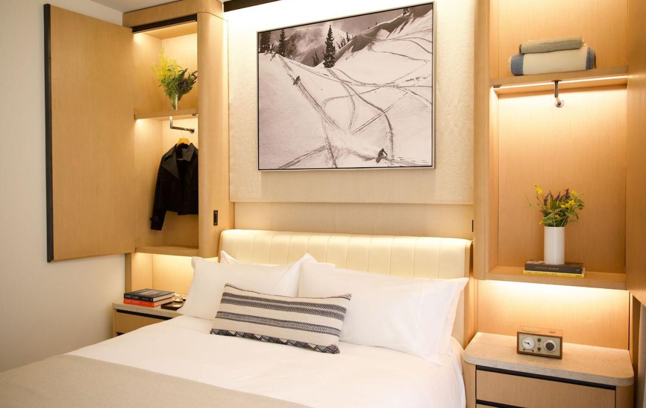 Cama king size con cojín a rayas