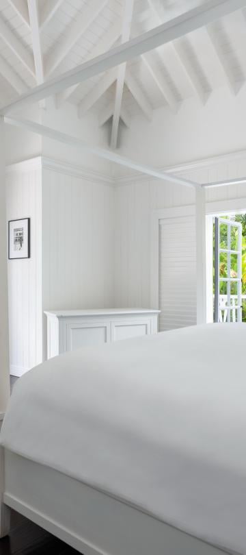 bedroom with high ceiling and sitting area