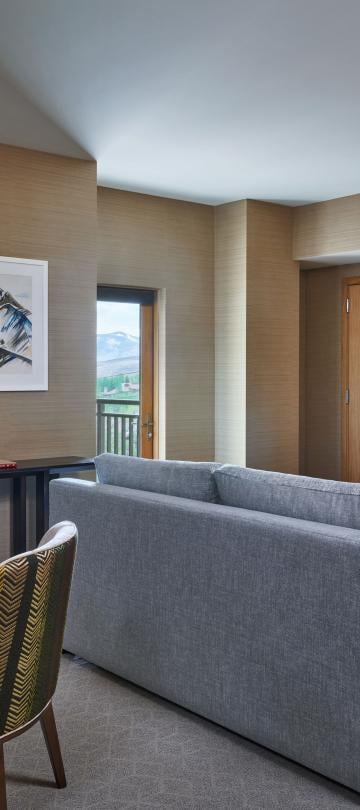 Viceroy-snowmass-pinnacle-one-bedroom-den-residence-living-area-2