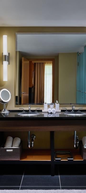 Viceroy-snowmass-pinnacle-studio-residence-two-queen-bathroom