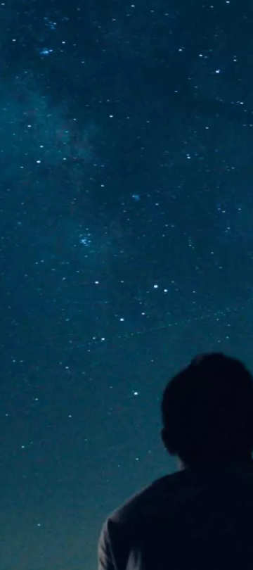 Two people staring at the stars at night near Ombria Algarve