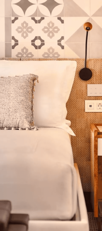 A queen bed and a side table with a lamp at Ombria Algarve