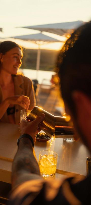 Barmen sipa koktel na zalasku sunca u Salpico