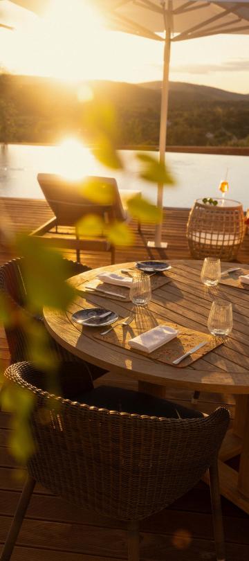 Uma mesa no pátio do Salpico ao pôr do sol