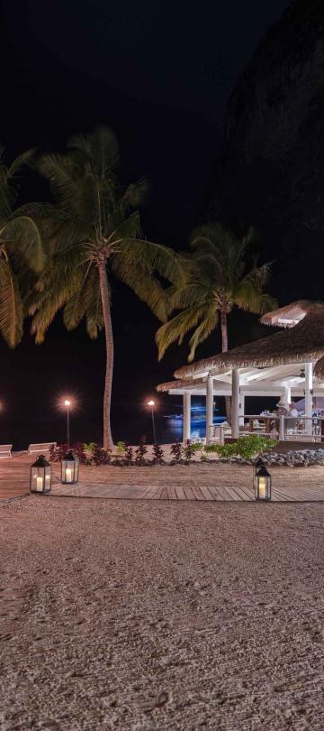Bonté at night
