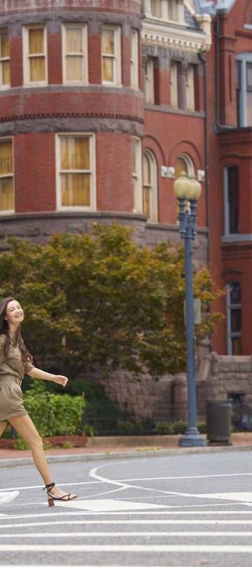 A couple walking in downtown Washington DC