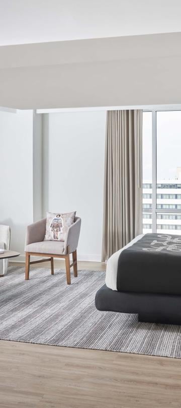 A guestroom at Hotel Zena