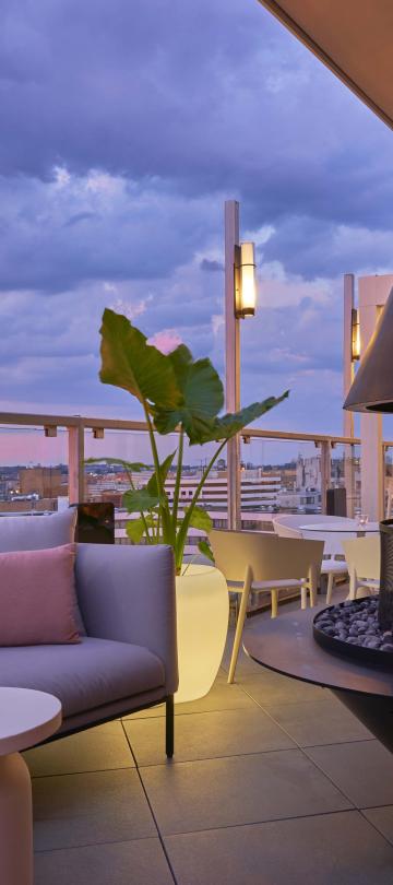The outdoor patio area at Hedy's at Viceroy Hotel Zena