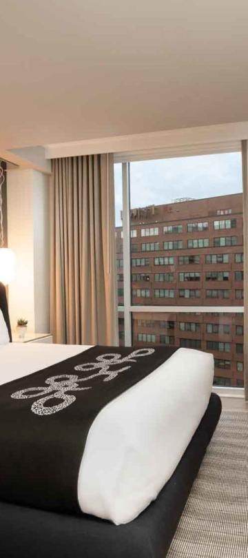 A king bed in a room at Viceroy Zena