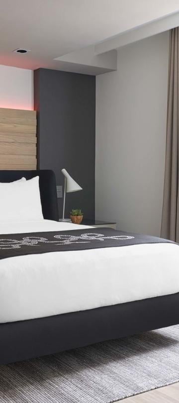 A queen bed in a room at Viceroy Zena