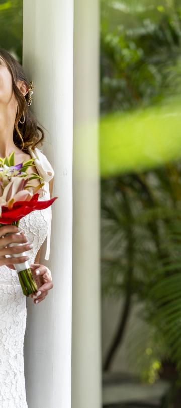 Une mariée qui lève les yeux et sourit 