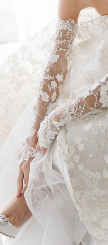 Gros plan sur une mariée dans sa robe de mariée