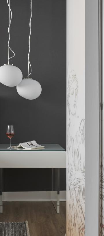 King Suite with illustrations on the shower panel