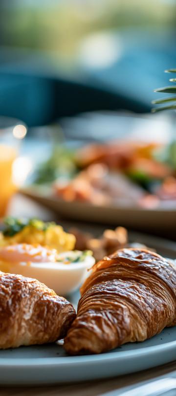 Um prato com vários alimentos para o pequeno-almoço.