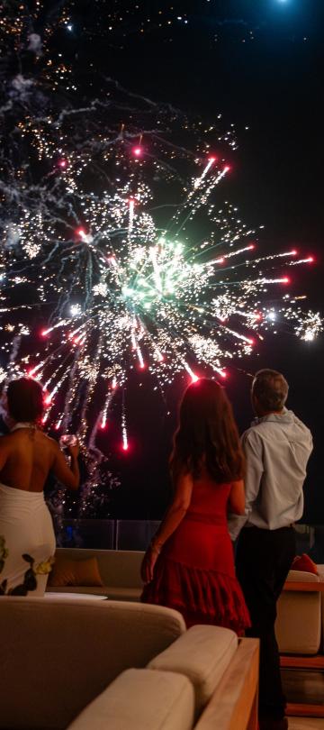 Os espectadores assistem a um espetáculo de fogos de artifício sobre Viceroy Los Cabos