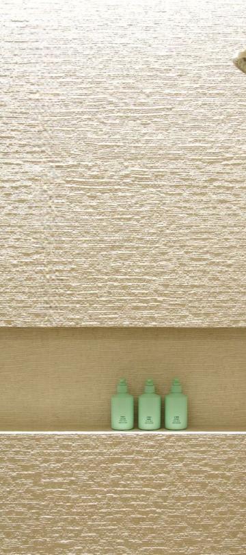produtos de duche na prateleira do duche de pé