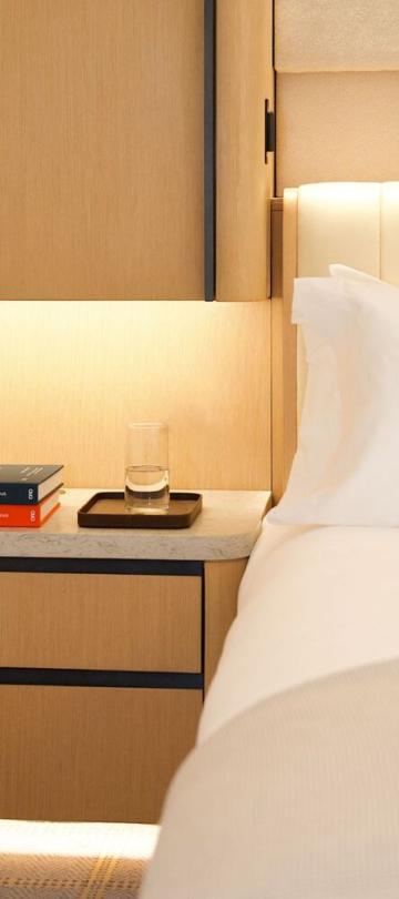Cama de matrimonio con mesita de noche